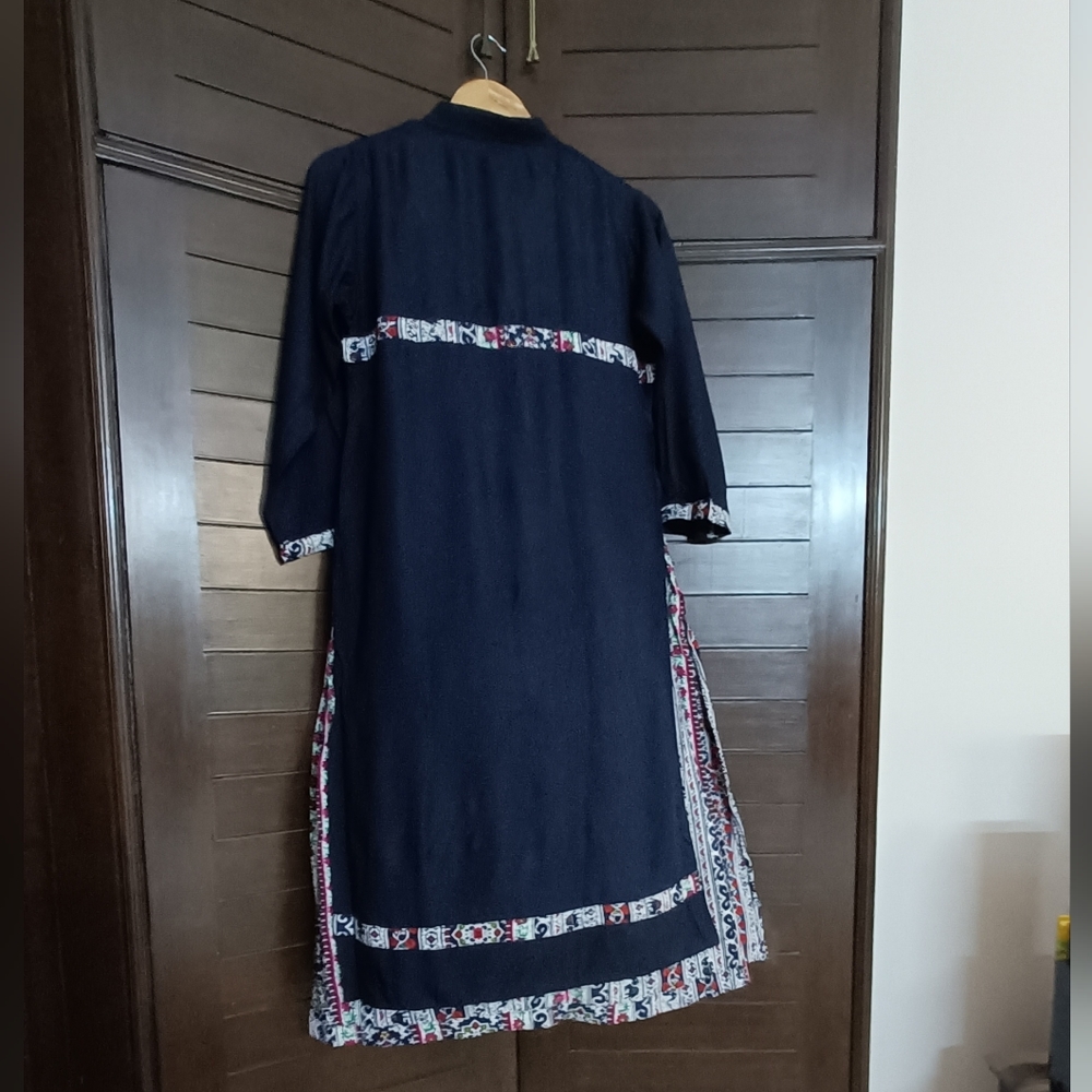 Women's Navy Blue Double Layered Printed Rayon Mandarin Collar Long Kurta - Picture 3 of 9